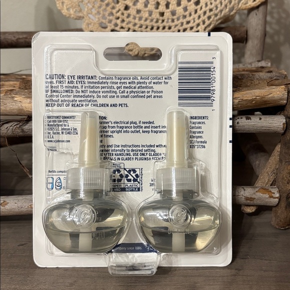 NEW Glade Limited Edition Candy Cane Crush & Vanilla Refills- 2 Pack - Picture 4 of 4